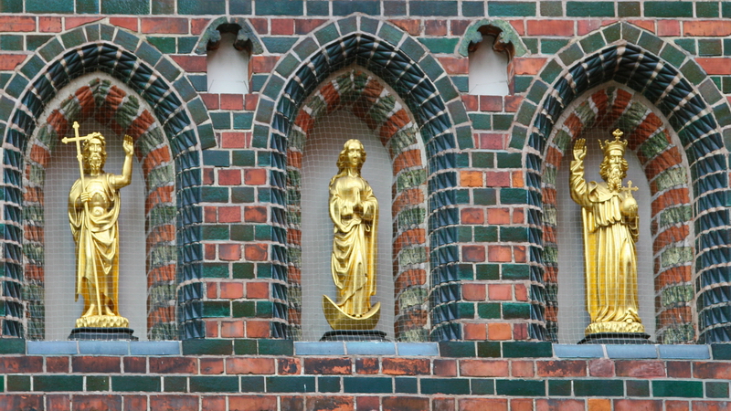 Heiligenfiguren in Giebelnischen